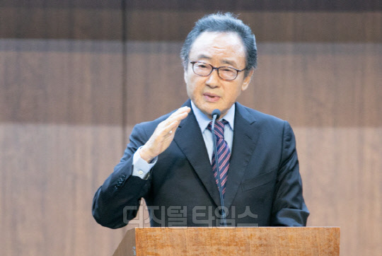 30일 니어재단이 개최한 '한국형 장기불황 가능성과 위기관리대책' 세미나에서 사공일 전 재무부 장관이 발언하고 있다. 박동욱 기자.